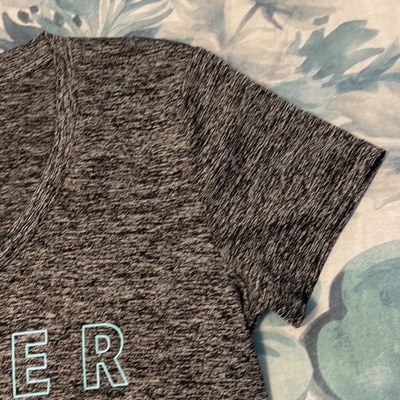 Women’s Under Armour shirt size small - Picture 4 of 9